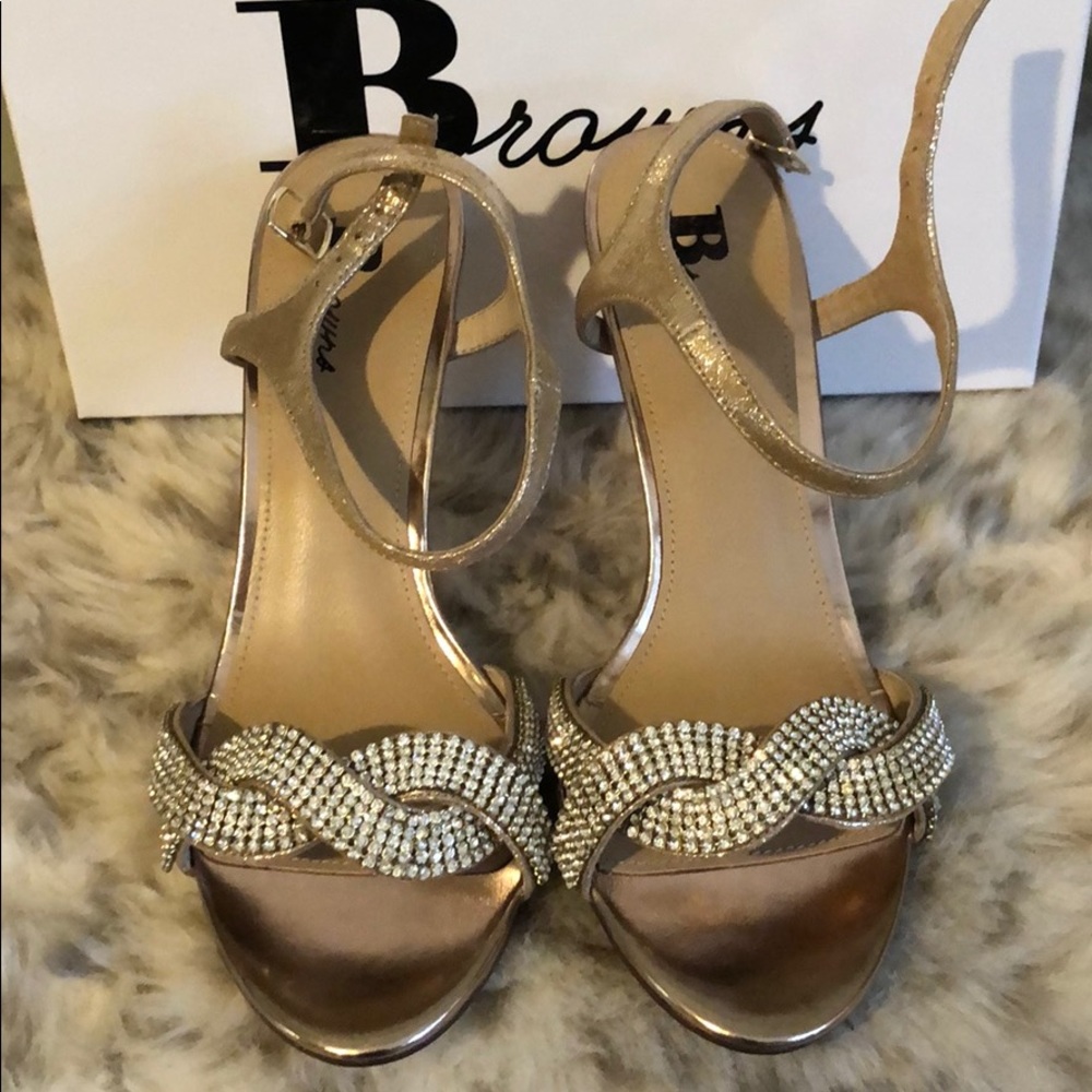 NWT Browns shoes.Heel in gold with rhinestones.